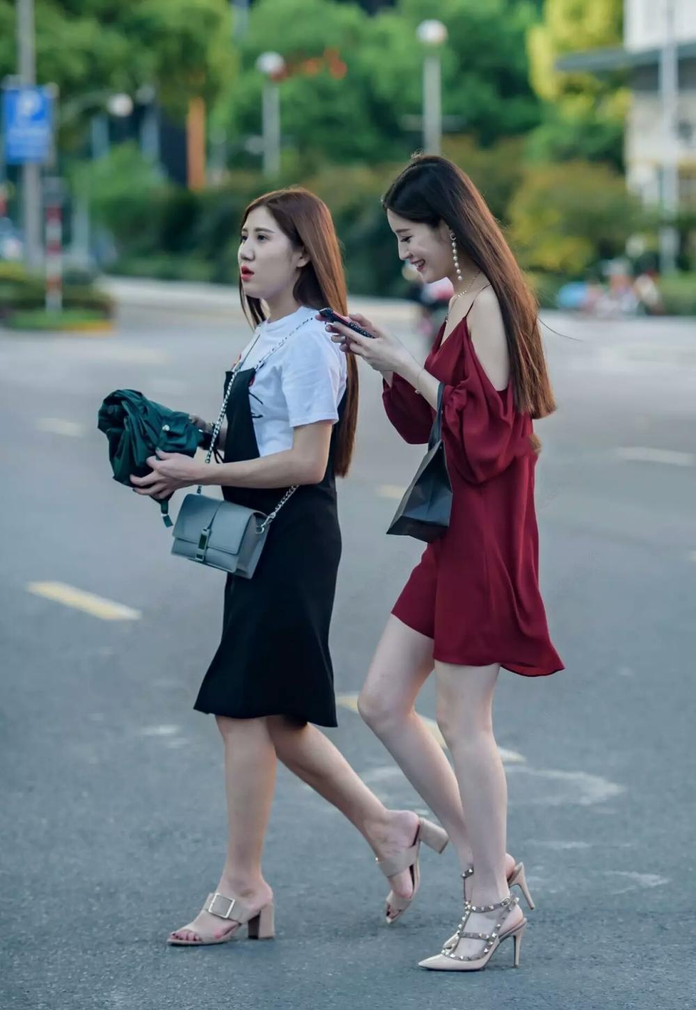 路人街拍, 大红吊带裙火辣诱人, 筷子腿白嫩如水