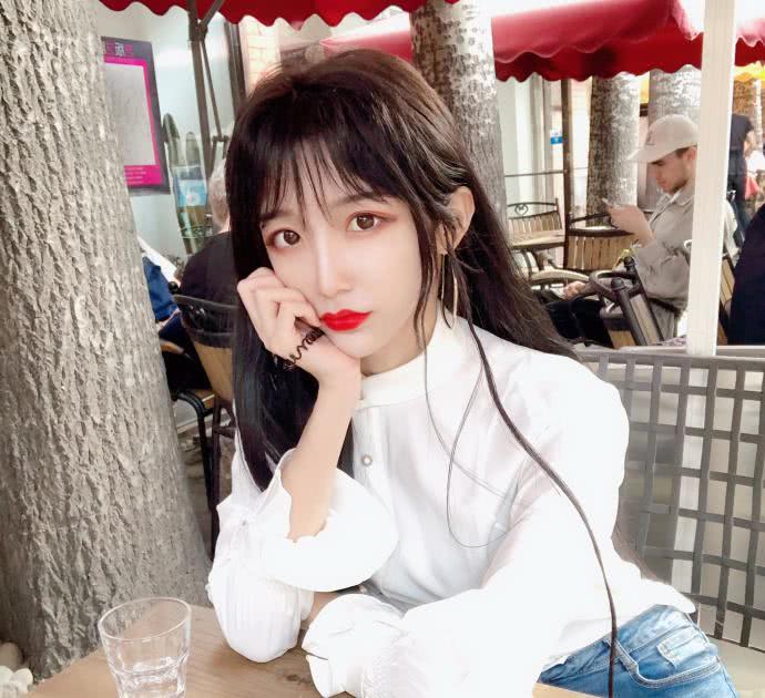 14岁男生偷学化妆,父母发现后表示支持,穿上裙