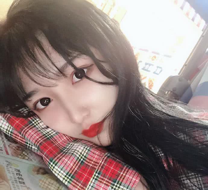 14岁男生偷学化妆,父母发现后表示支持,穿上裙