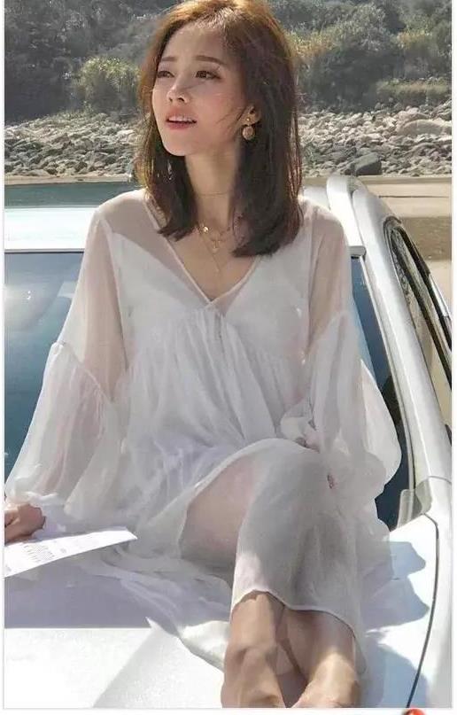 冯提莫机场炫富，3万块的腰包背胸上，网友:主播都那么有钱吗?