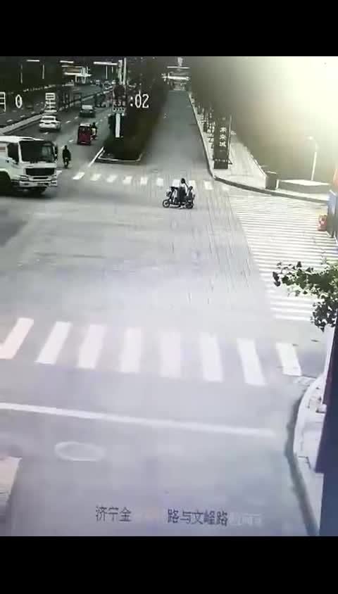 大罐车溜号了，如果罐车集中注意力开车，电动车在停止线内等灯停  ​