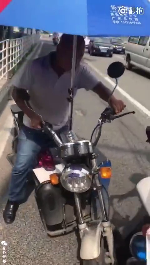 电动车司机持刀妨碍公务！这真是作死啊！进去呆几天是免不了了！