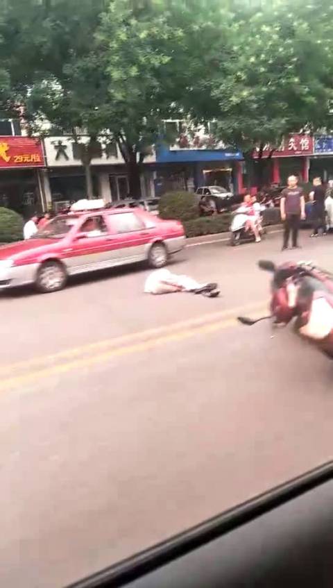 吕梁身边事 【吕梁：电动车不守交规，穿插车道被撞】孝义  吕梁孝义：新安...