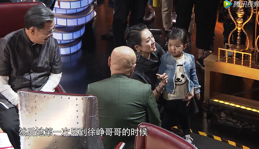 不愧是章子怡女儿,3岁醒醒敢摸徐峥光头,临走