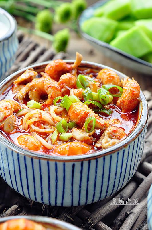 夏日撩胃能手，盖满红彤彤小龙虾肉球的一碗沙茶面