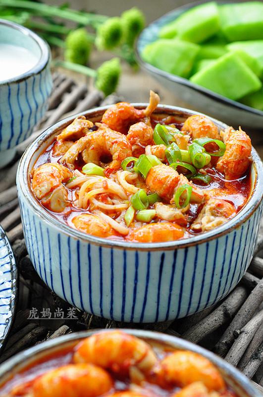 夏日撩胃能手，盖满红彤彤小龙虾肉球的一碗沙茶面