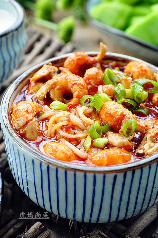 夏日撩胃能手，盖满红彤彤小龙虾肉球的一碗沙茶面