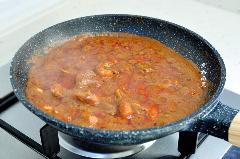 夏日撩胃能手，盖满红彤彤小龙虾肉球的一碗沙茶面