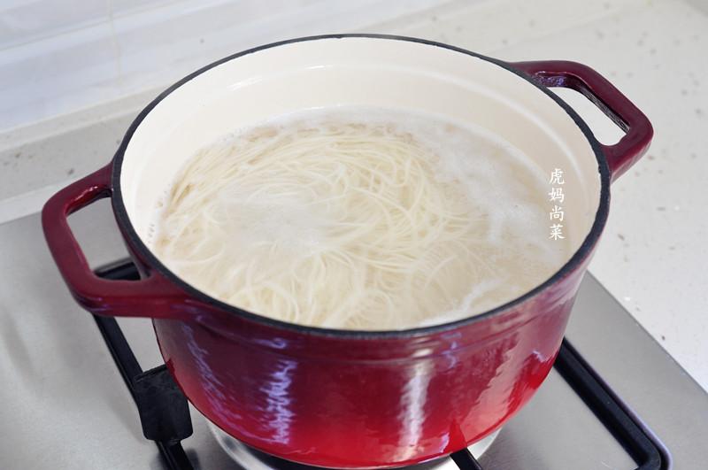 夏日撩胃能手，盖满红彤彤小龙虾肉球的一碗沙茶面