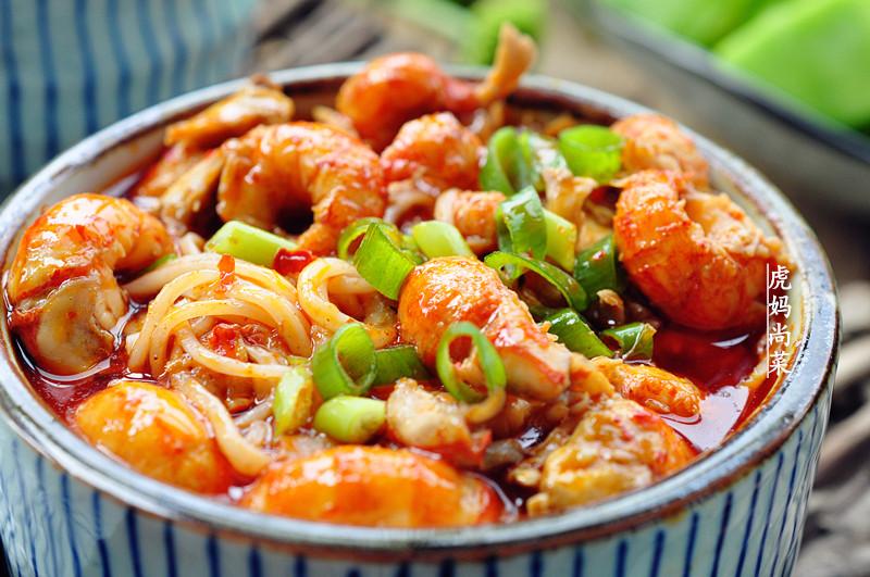夏日撩胃能手，盖满红彤彤小龙虾肉球的一碗沙茶面