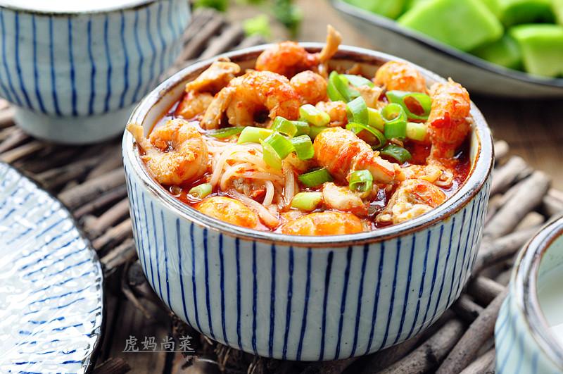 夏日撩胃能手，盖满红彤彤小龙虾肉球的一碗沙茶面