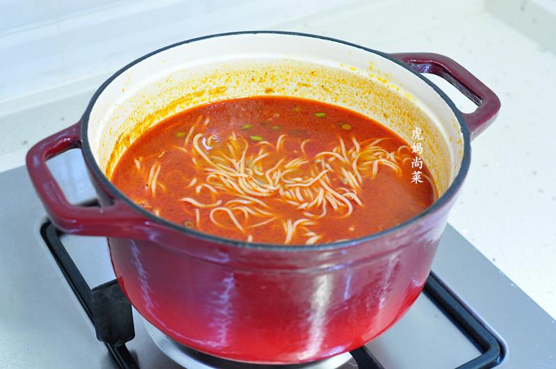 夏日撩胃能手，盖满红彤彤小龙虾肉球的一碗沙茶面