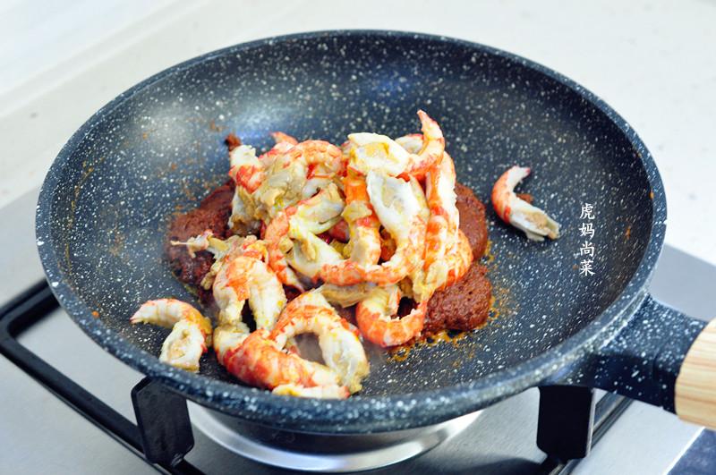 夏日撩胃能手，盖满红彤彤小龙虾肉球的一碗沙茶面