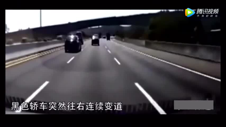 三名女子骑电动车闯红灯，监控拍下这样的画面