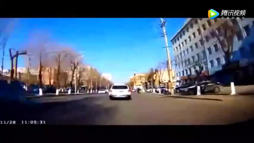 电动车闯红灯强逼轿车让道，他以为轿车不敢撞他！