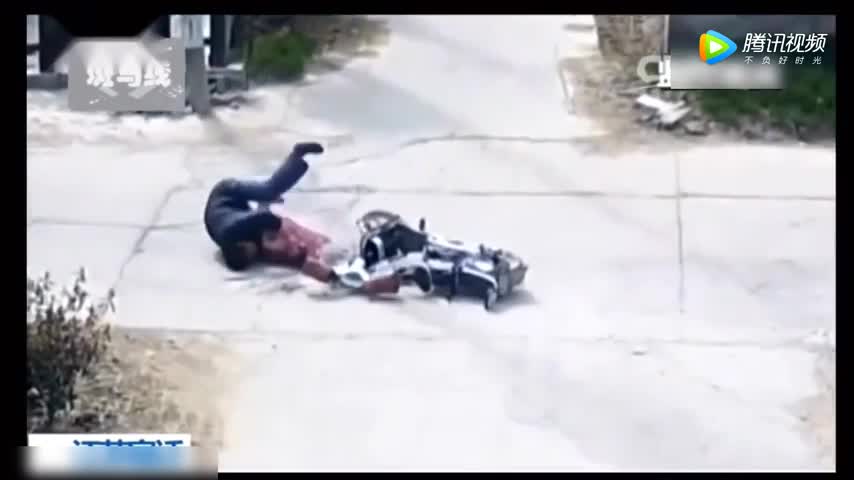 电动车男子被撞飞后，谁知后面还有更悲催的事情？