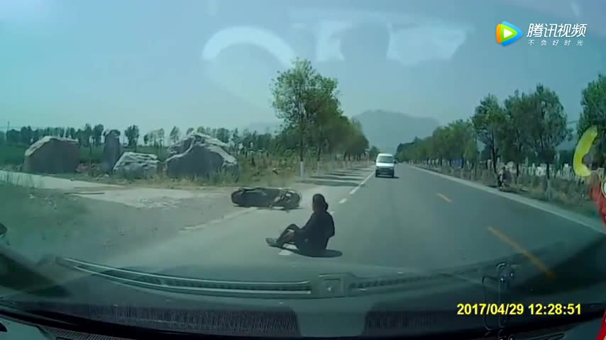 电动车女子变道太任性，都撞上了也没回头看