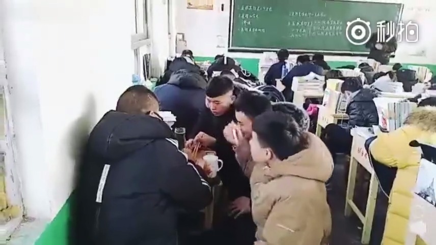 口味十分重 四位同学要上天,老师假装看不见?