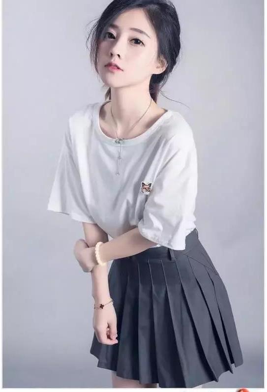 冯提莫机场炫富，3万块的腰包背胸上，网友:主播都那么有钱吗?