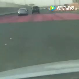 轿车车主与SUV车主互怼，结果镜头拍下惊心动魄的一幕，看呆了