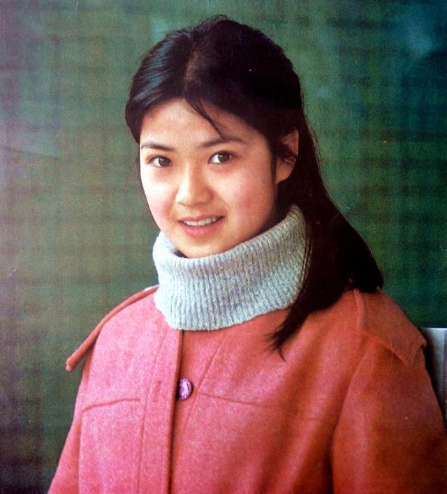 80年代红极一时,因生病隐退被传去世,如今在家相夫教子惹人羡慕