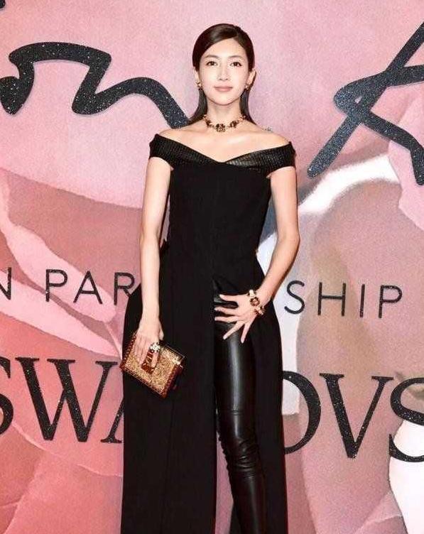 外搭长款裙子,还有些李宇春的风格呢,江疏影的小露美肩的感觉,性感不