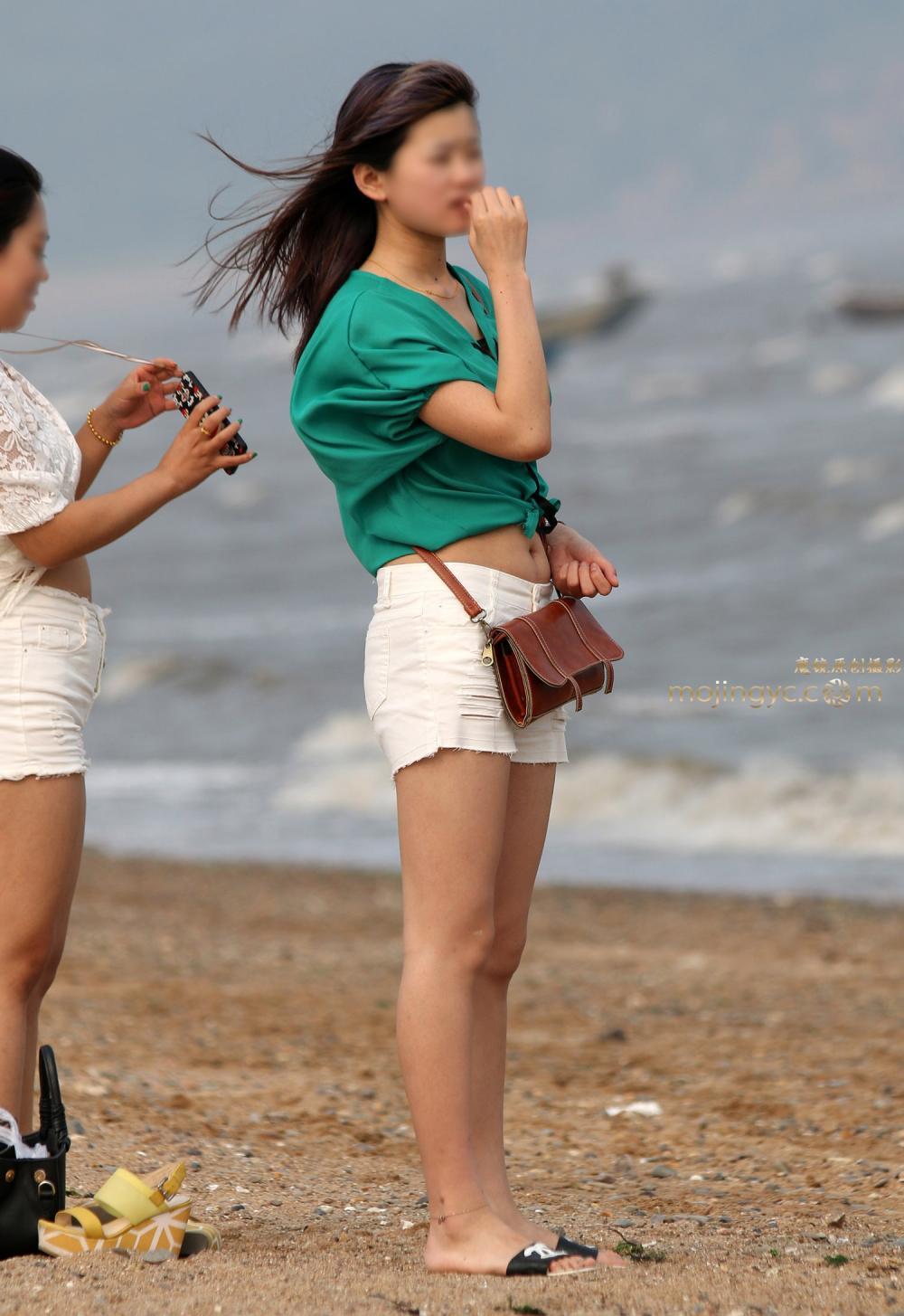 街拍时尚: 美女白色短裤搭配绿色T恤