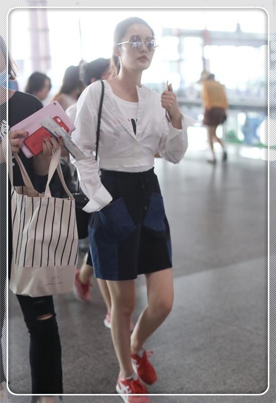 当159鞠婧祎和166李沁同穿a字裙,才知道比例和身高哪个更重要!