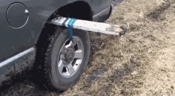 小车轮胎陷泥坑, 只需两招脱困, 不花一分钱