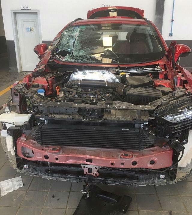 长城魏派4S店内, 看到一辆受伤的VV7, 才知道这车质量怎么样