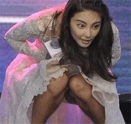 女明星们意外摔倒:杨幂摔掉一只鞋，赵丽颖直接飞了出去