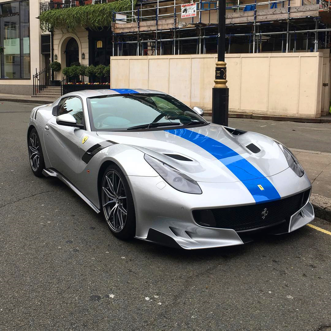 网友外国街拍法拉利F12-TDF ~