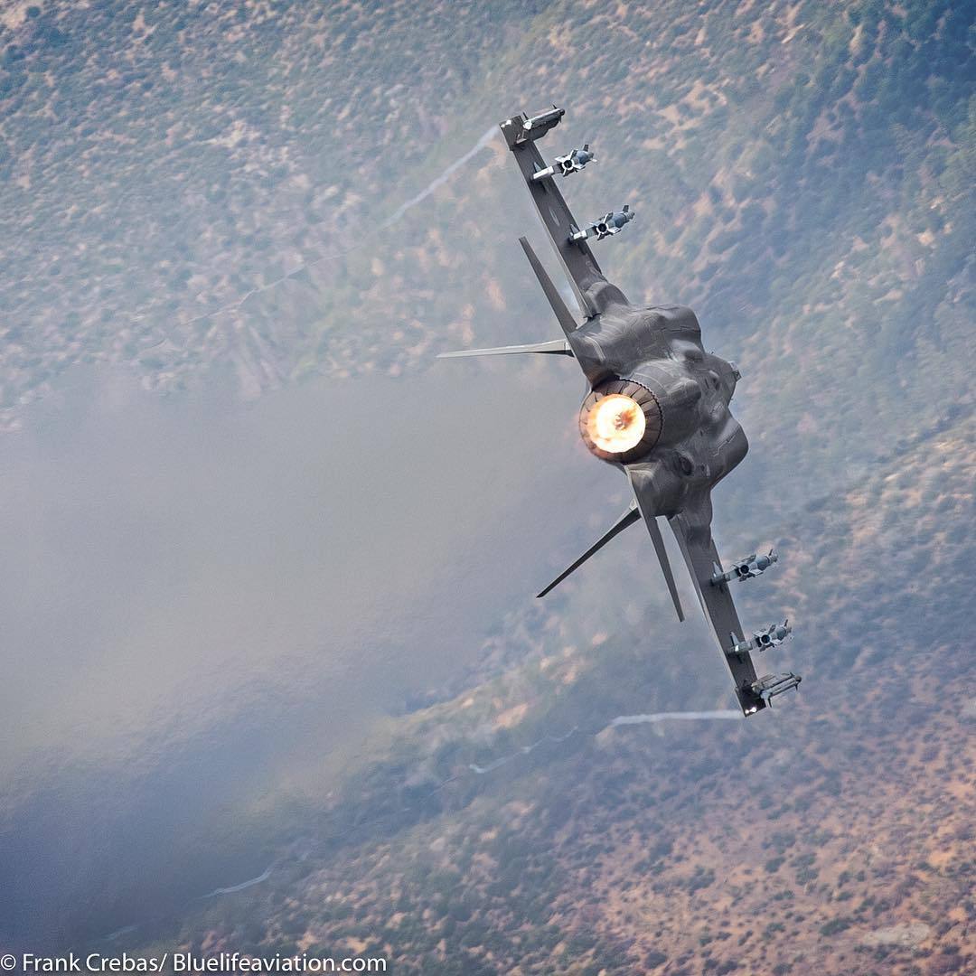 野兽模式(机翼下挂载武器)的荷兰F-35A闪电