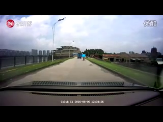 交通安全警示录：货车，请注意限高。