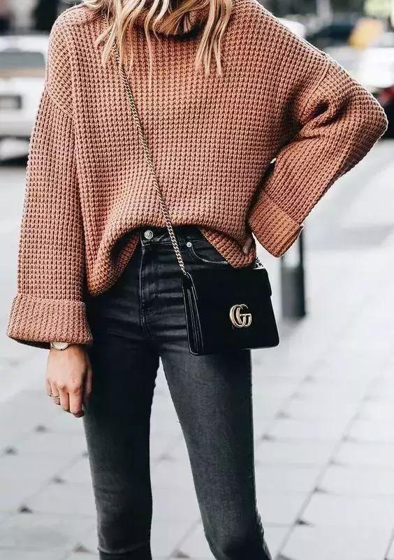 今天重点说一下短脖子的朋友怎么穿好高领毛衣