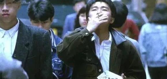 不外要是说酸楚的话,莫过于《喜剧之王》的尹天仇,为了一个盒饭被