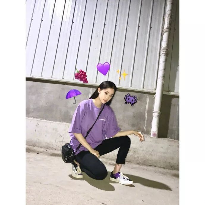 18岁美少女标配T恤,欧阳娜娜式穿搭,网友:怎