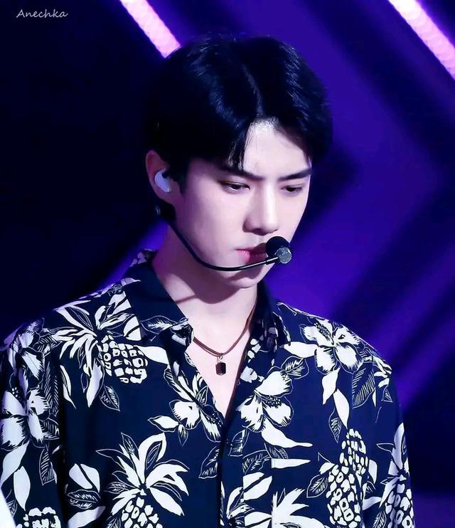 吴世勋亮相音乐节,现场跳《SHEEP》真的很嗨