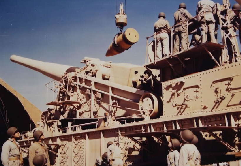 看看二战战场上堆放满地的巨型航弹,德军岸防