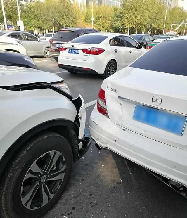 事实证明 日式车还真是不耐撞轻轻一下就掉了一大块