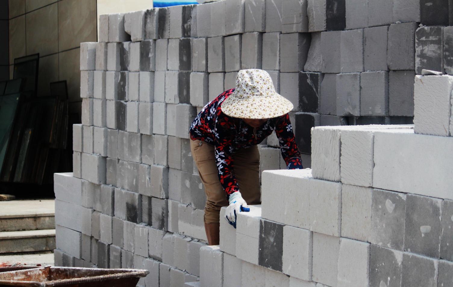 农村妇女, 顶着烈日在工地搬砖, 只为帮助儿子在城里买房