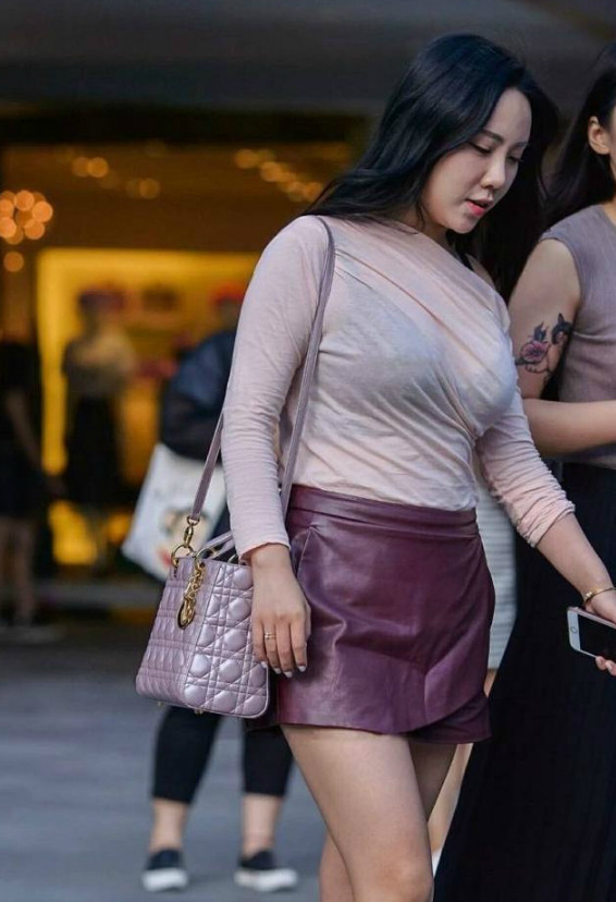 街拍,图5是我见过最性感的吊带装美女,丰满的身材让人