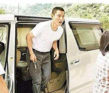 他偷偷卖掉了自己所有的豪车, 却给汶川捐款5000万