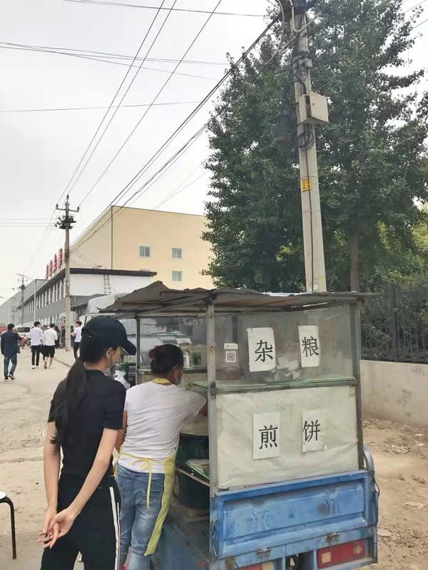 网曝Baby每天早起排队买煎饼，黑衣黑帽纯素颜沉迷美食难自拔