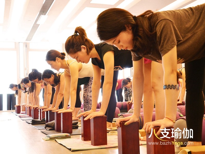 成为瑜伽教练要学多长时间?学费大概是多少?