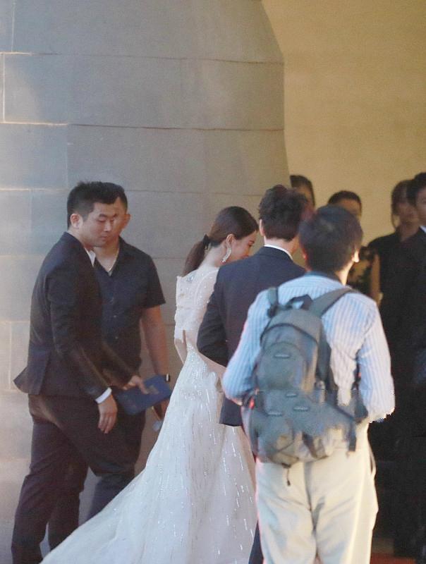 赵丽颖冯绍峰参加活动照片曝光!紧跟身后护花，主动让她挽手