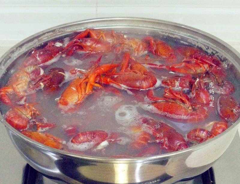 夏日撩胃能手，盖满红彤彤小龙虾肉球的一碗沙茶面