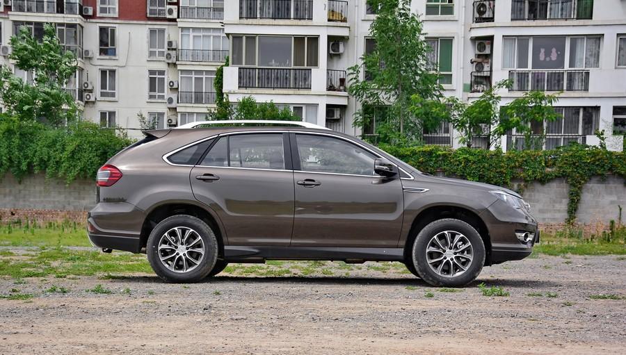 外观比汉兰达霸气, 还配上奔驰风的内饰, 售价10万难找对手