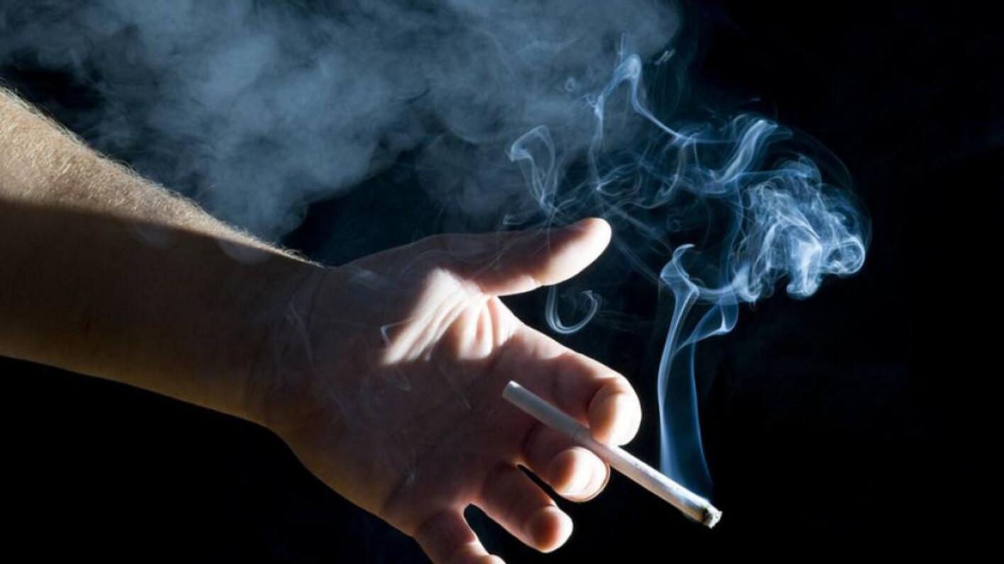 抽完烟后满屋子都是烟味?教你1个小窍门,30秒快速去除烟味!