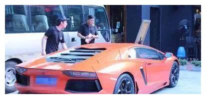 两人都是首富的儿子。一辆开劳斯莱斯,另一辆